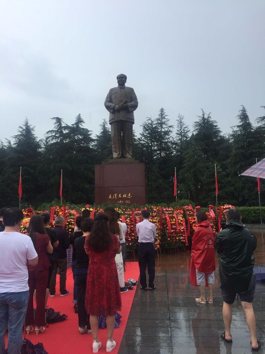 6月29日总经理带领着占美员工到湖南韶山毛泽东故居参观与学习